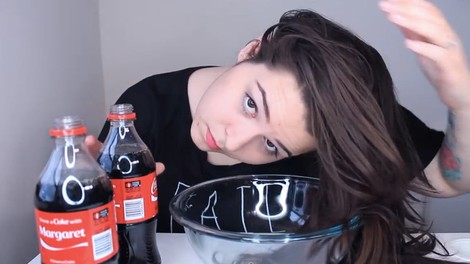VIDEO: Coca-Cola kot čudežni kozmetični pripomoček?!?