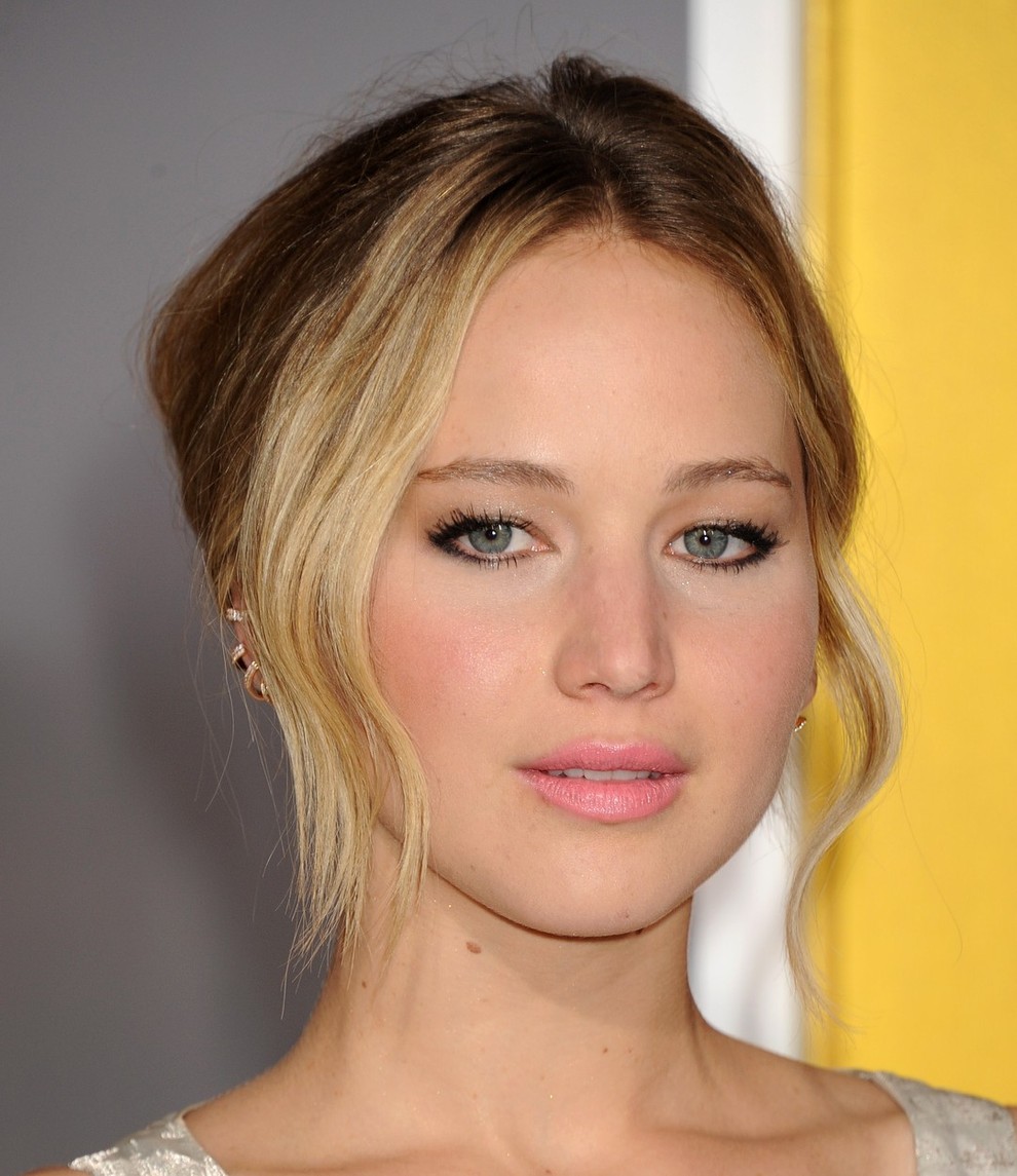 Takšno verzijo spete frizure smo opazili pri igralki Jennifer Lawrence, še nekoliko bolj sproščeno pa pri manekenki ...