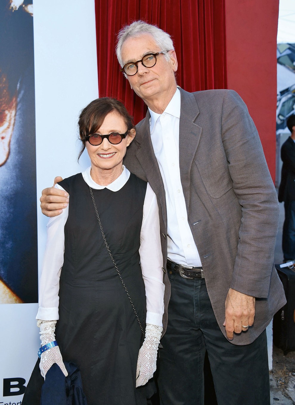 3 Njena mama Mary Jo Deschanel je igrala v seriji Twin Peaks, njen oče Caleb Deschanel pa je filmski ustvarjalec, …