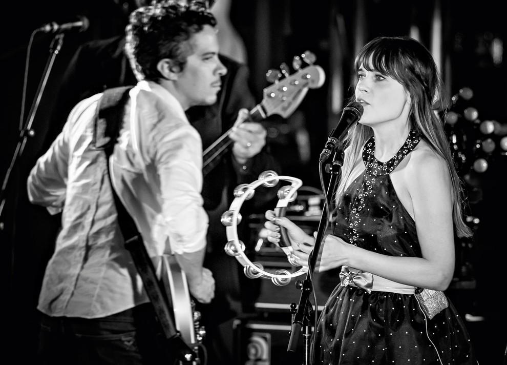 2 Je članica indie-dueta She & Him, ki ga sestavlja s kitaristom in producentom M. Wardom in ki je decembra …