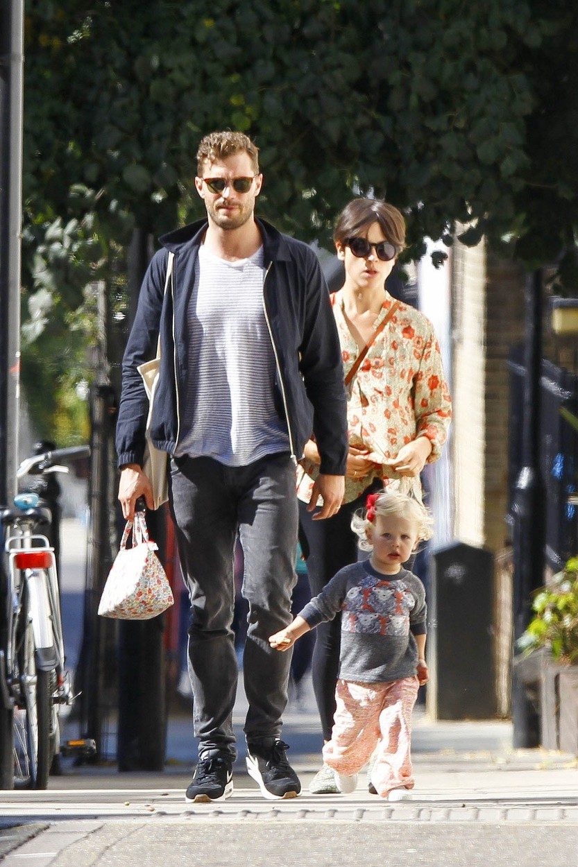 Jamie Dornan, Amelia Warner in Dulcie Dornan so se na čudovit jesenski dan takole sprehajali Notting Hillu, kjer so jih …