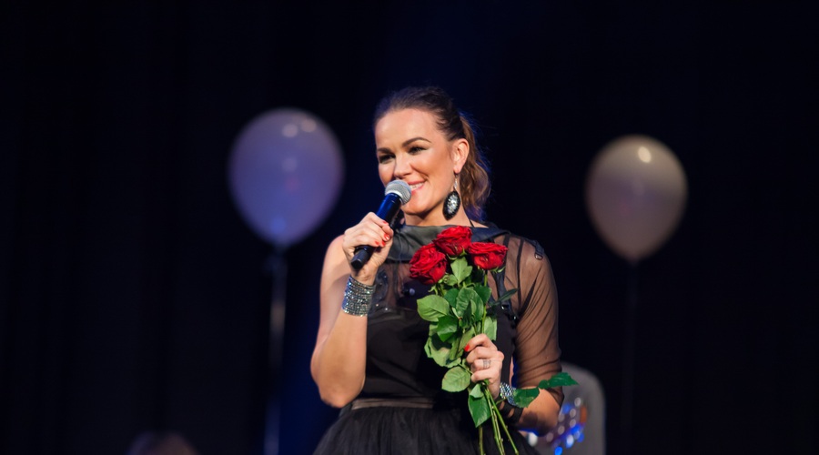 Rebekina čustvena vrnitev na oder v znamenju pomoči Tomažu Ahačiču (foto: Luka Rudman)