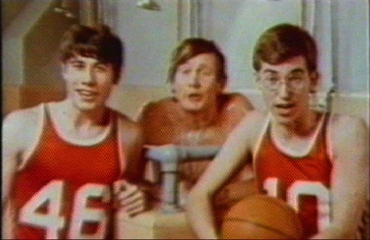 John Travolta je leta 1971 sodeloval v reklami za deodorant znamke Safeguard.