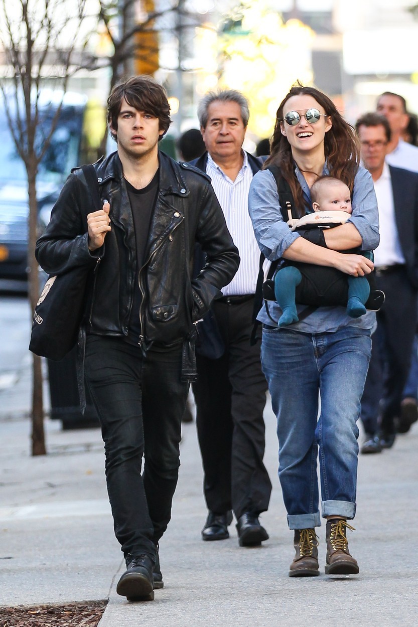 … njen soprog James Righton – 32-letni angleški glasbnik, s katerim se je igralka poročila 4. maja 2013. Dve leti …