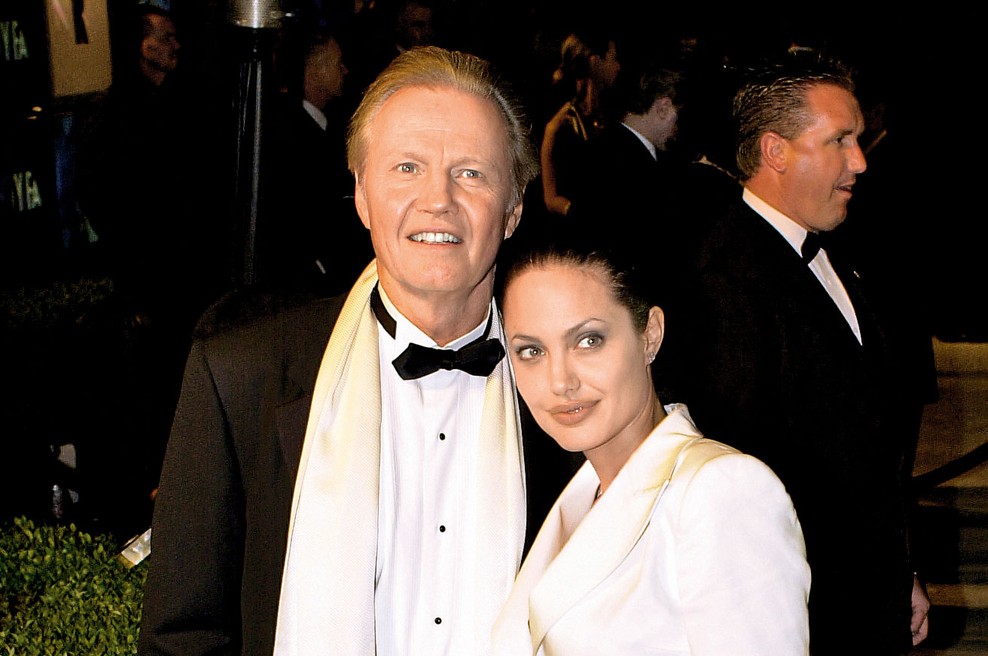 Angelina Jolie z očetom končno zakopala bojno sekiro (foto: Profimedia)