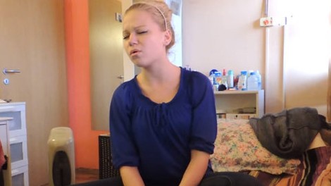 VIDEO: Sara Hercog pri 15-ih osupnila z nastopom na šolski predstavi!