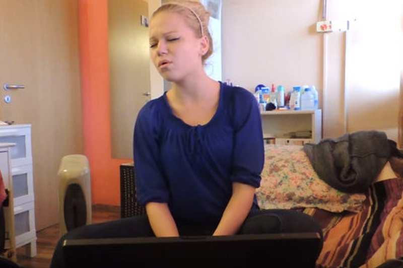VIDEO: Sara Hercog pri 15-ih osupnila z nastopom na šolski predstavi! (foto: Youtube)