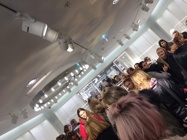 FOTO: Kolekcija Balmain x H&M po eni uri v Sloveniji že skoraj razprodana!