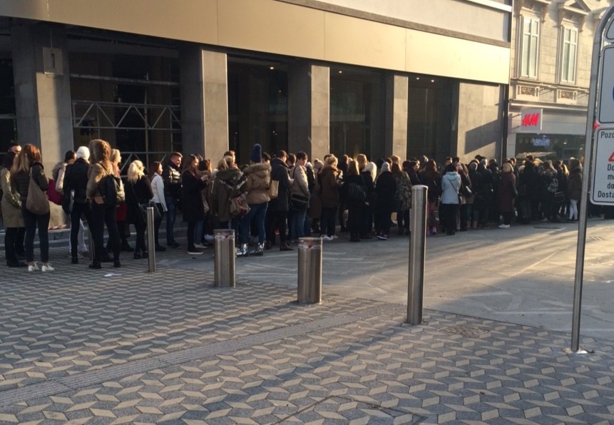 FOTO: Kolekcija Balmain x H&M po eni uri v Sloveniji že skoraj razprodana!