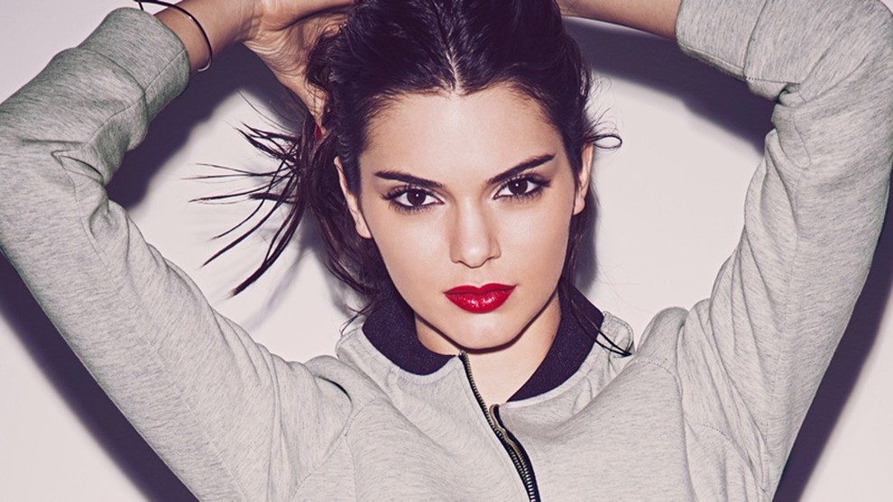 5. Močna šminka. Rdeča ali vijolična. Sama izberi. Preizkusi. Nosi. Drzni si. Kendall Jenner je močno rdečo šminko nosilo za …