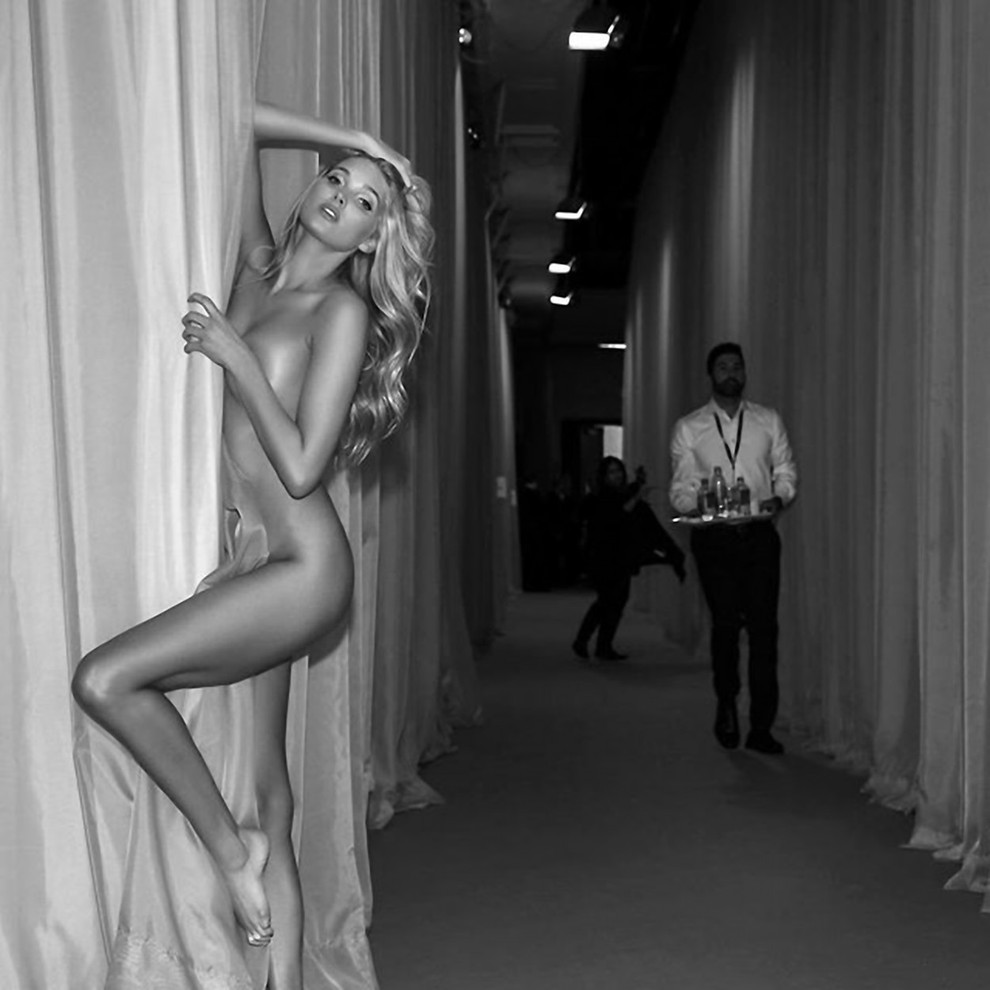 Na črnobeli fotografiji Elsa pozira povsem gola, svoj intimni predel pa ji zakriva le zavesa. Te zanima kaj, poleg fotkanja …