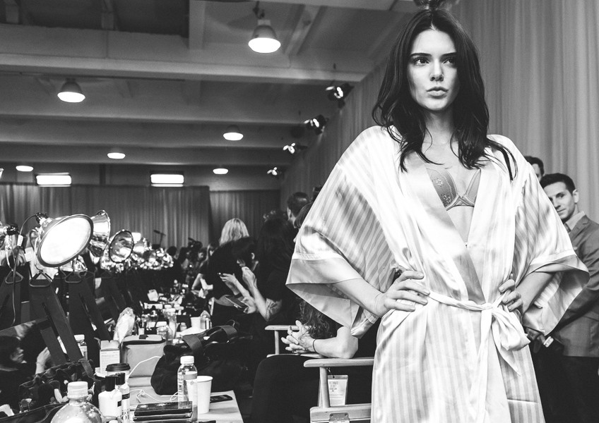 Veliko zanimanja pa je bilo seveda tudi za Kendall Jenner. Takole so jo ujeli v zakulisju. Nujno si poglej še …