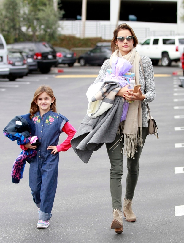 Manekenko Alessandro Ambrosio so s hčerko Anjo opazili na ulicah Los Angelesa.