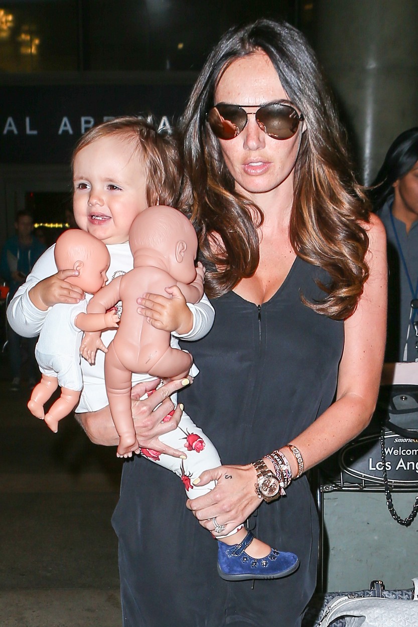 Ta prikupna fotografija pa je nastala, ko sta Tamara Ecclestone in mala Sophia prispeli na mednarodno letališče v Los Angeles.
