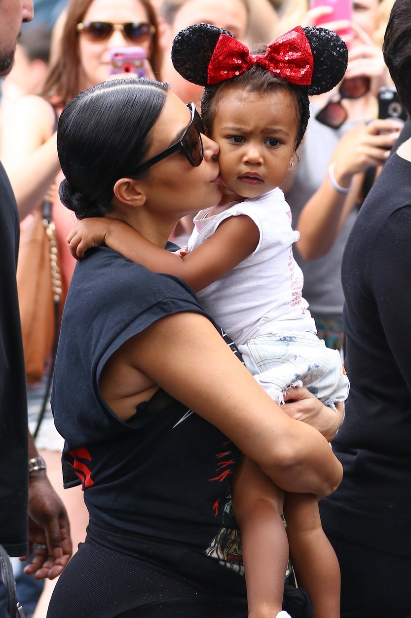 Ta fotografija je nastala letos poleti, ko je Kim Kardashian svojo North peljala v Disneyland.