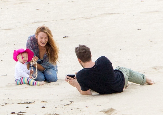 Igralka Blake Lively se je s svojo malčico James takole zabavala na plaži. Družbo jima je seveda delal očka Ryan …