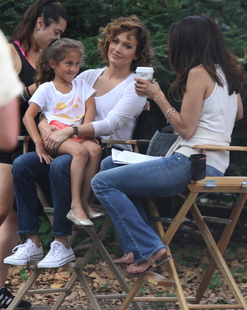 Igralki Jennifer Lopez je hčerka Emme Maribel Muniz delala družbo na snemanju filma Shades of Blue.