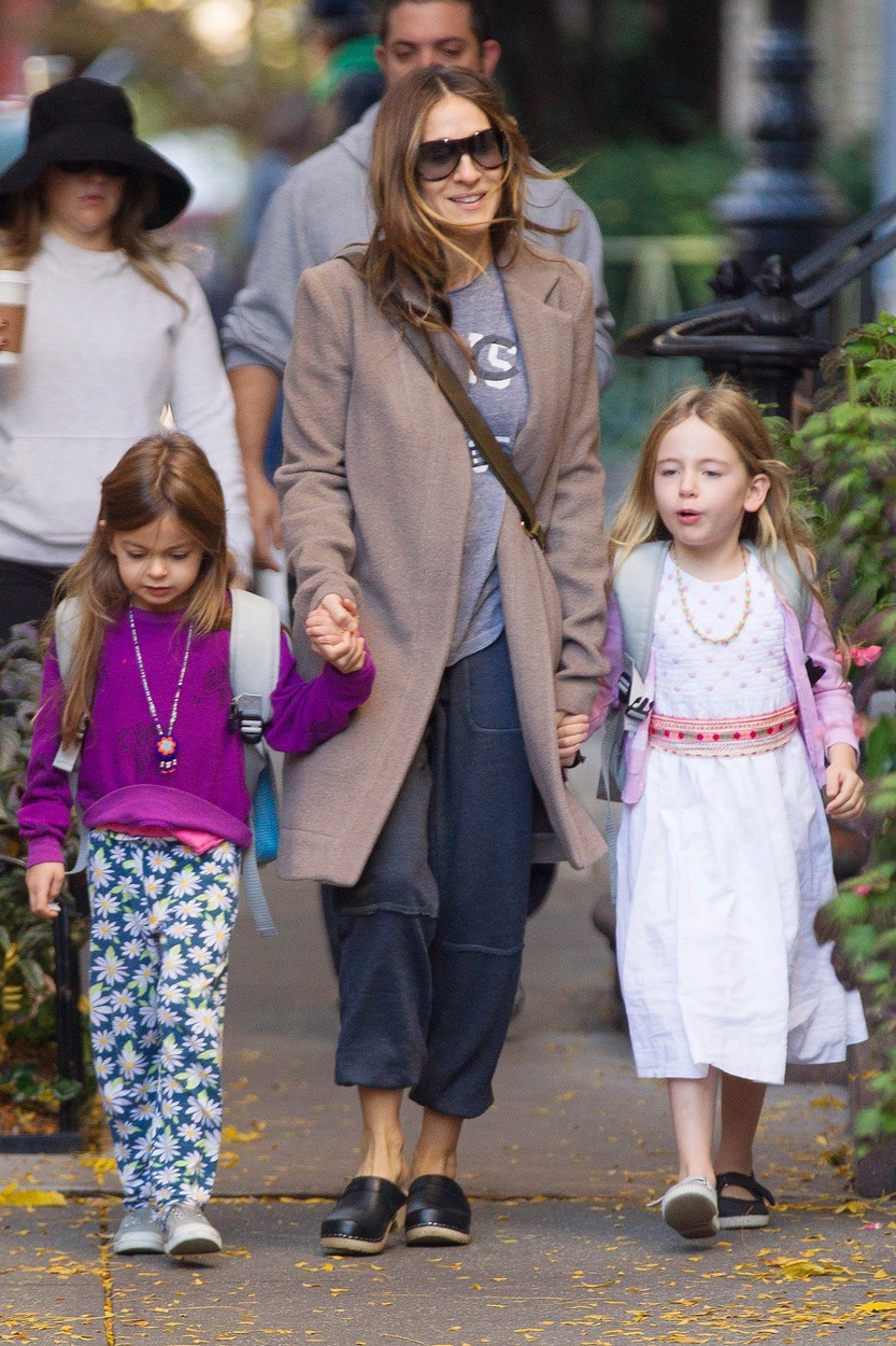 Sarah Jessica Parker je mama dvojčic, ki ju takole pospremi na poti v šolo.