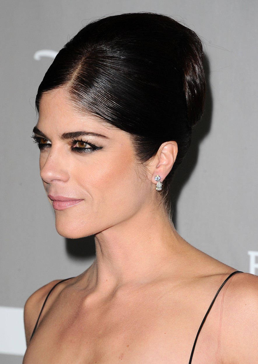 če ti bolj ustrezajo stroge pričeske, si omisli svečano frizuro, kot jo je nosila igralka Selma Blair. Gladko počesani lasje …