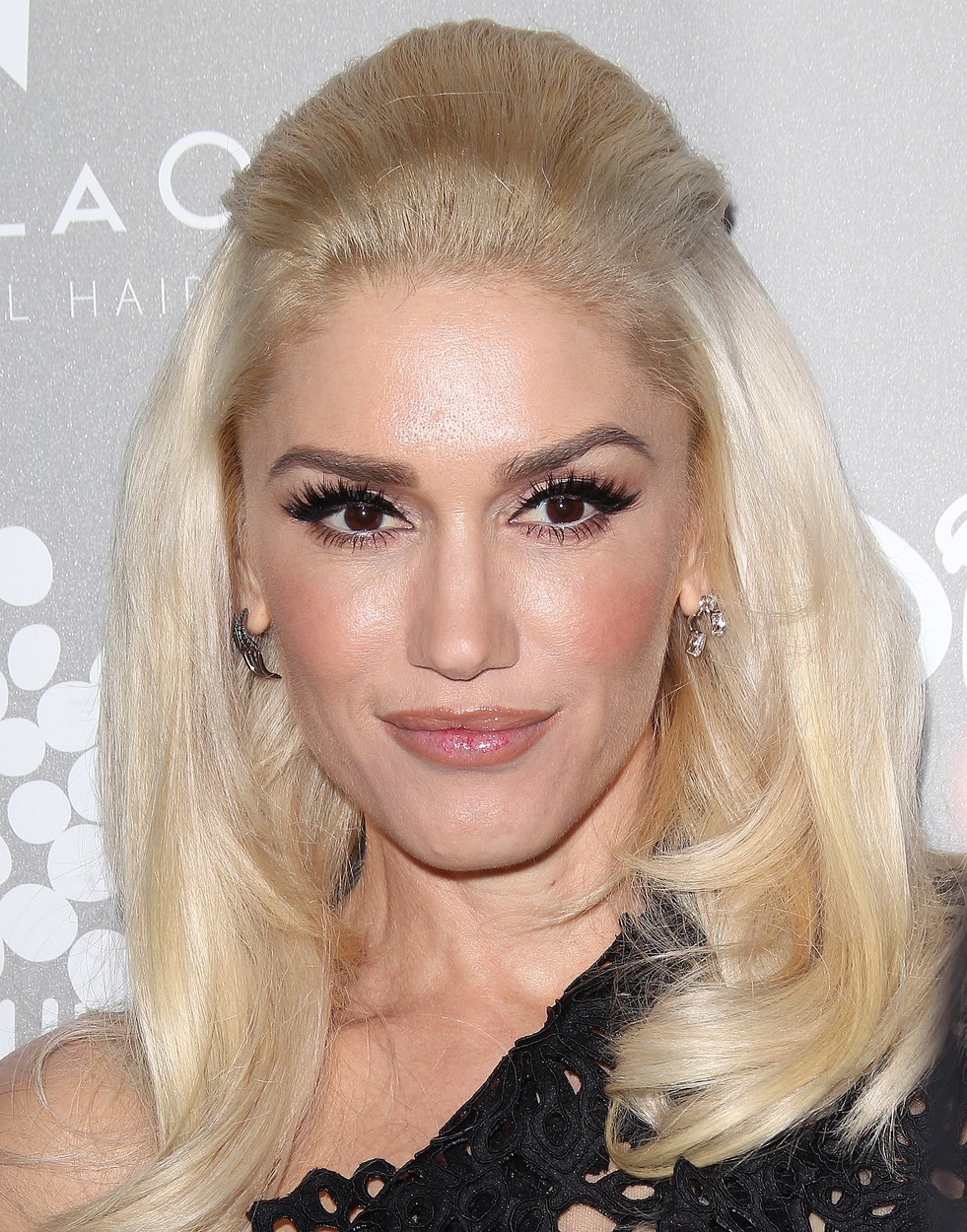 Gwen Stefani je blestela s svečano frizuro, ki jo lahko nosiš tudi pri srednje dolgih laseh ali pažu. Zgornje lase …