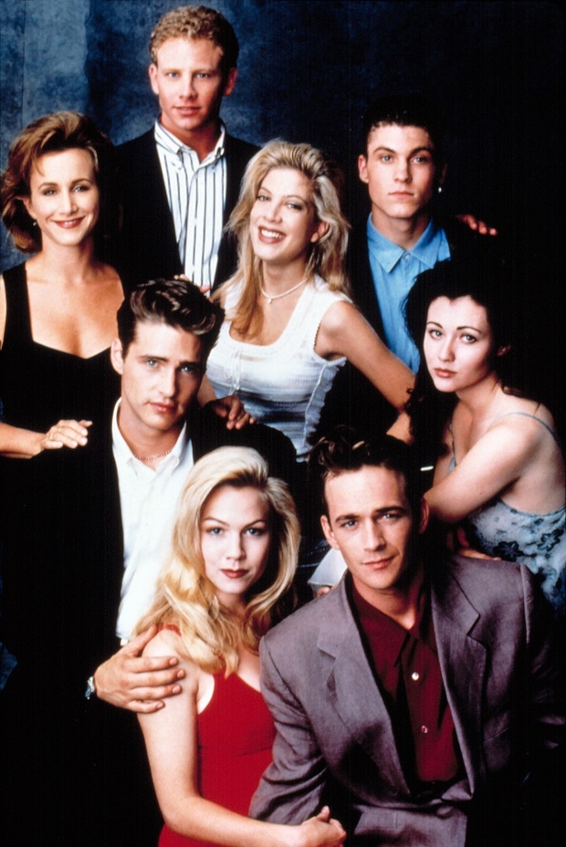Kar 24 let je minilo, od kar so posneli prvo serijo priljubljene najstniške serije Beverly Hills 90210. In 15 let, …