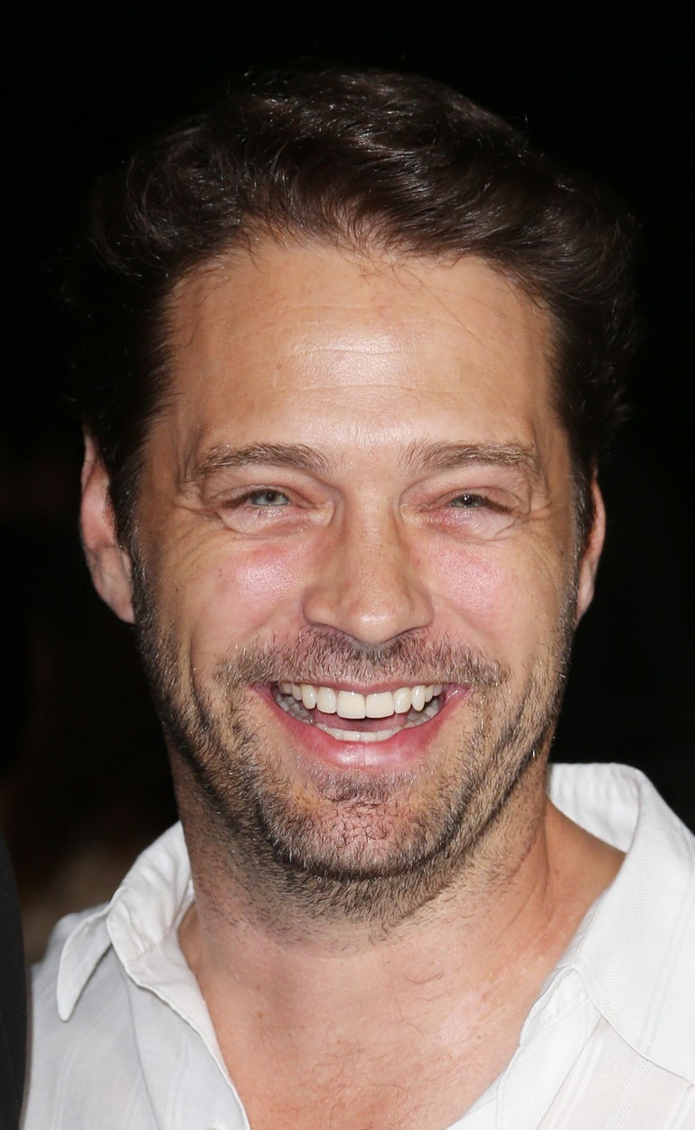 Jason Priestley, ki je v seriji upodobil prijaznega in odgovornega Brendana, ima danes 46 let. V zadnjih letih se pojavlja …