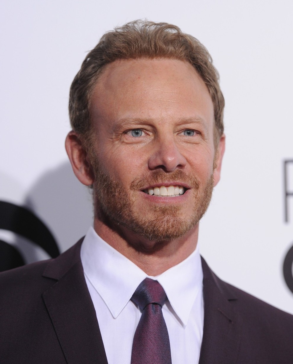 Ian Ziering, ki je igral Stevena, ima danes 51 let, s svojim izklesanim telesom pa je bil v Las Vegasu …