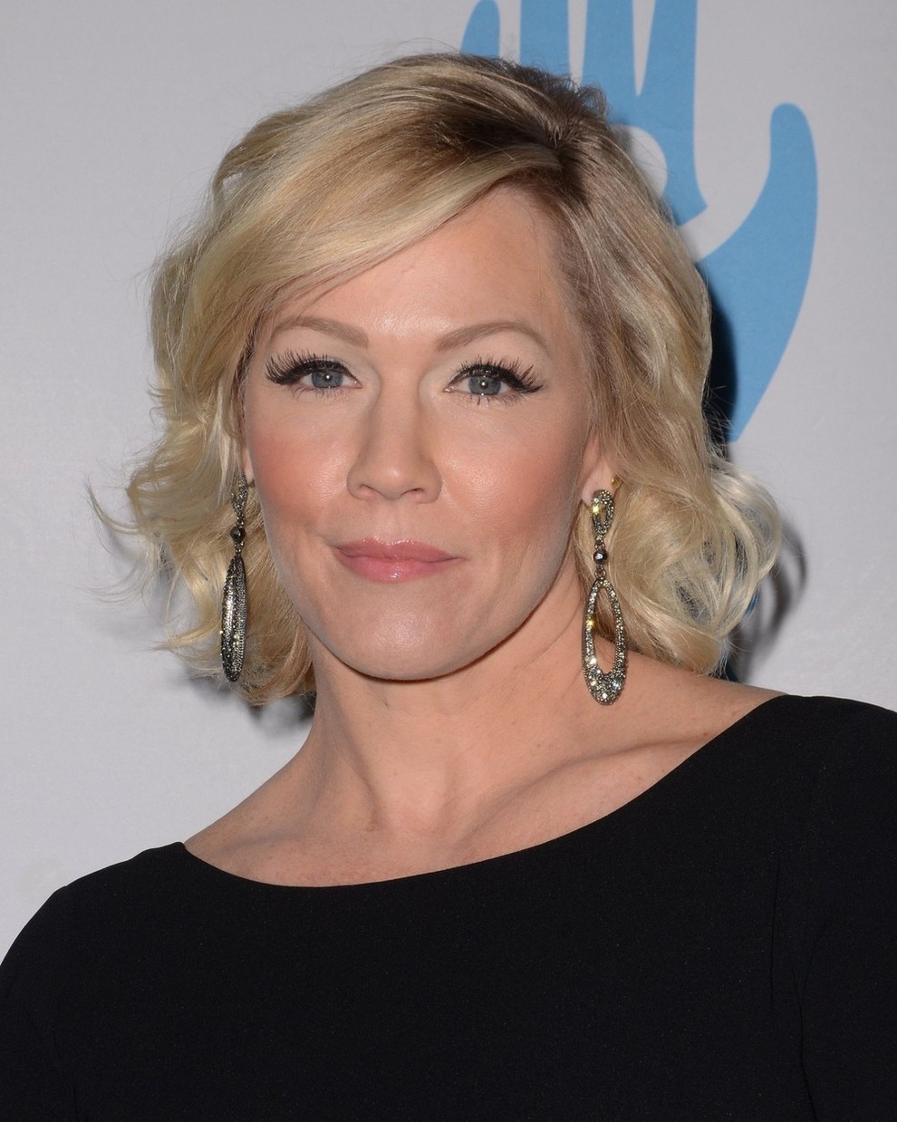 Jennie Garth, ki smo jo občudovali v vlogi dolgolase blondinke Kelly, ima danes 43 let. Lani je napisala knjigo z …
