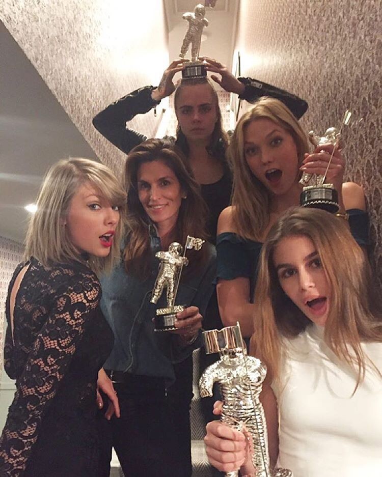 Nagrade z MTV music awards je z ekipo, ki ji je pomagala pri snemanju videospota za megauspešno pesem Bad Blood, …