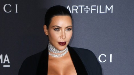 Kim Kardashian znova v zelo drzni nosečniški obleki