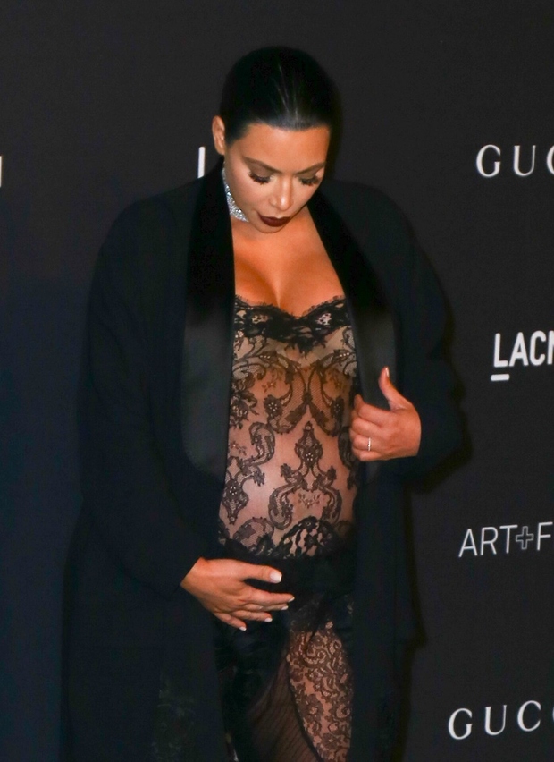 Kim Kardashian znova v zelo drzni nosečniški obleki