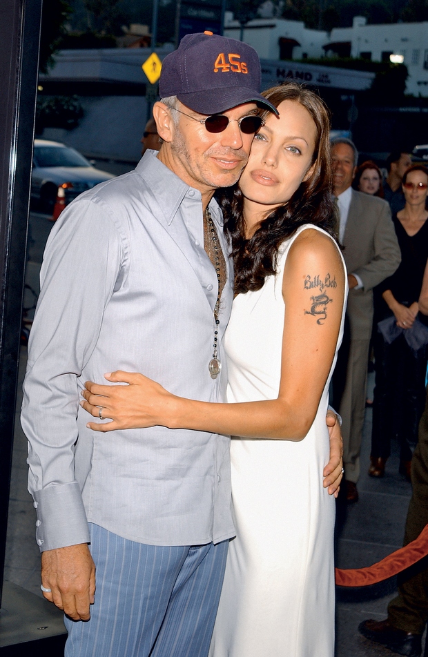 Zakon hollywoodskih zvezdnikov Angeline Jolie in Billyja Boba Thorntona je trajal le dve leti, Angelinina tetovaža pa se je obdržala …