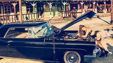 Inja Zalta znova v izzivalni pozi, fotografirala se je za seksi koledar!