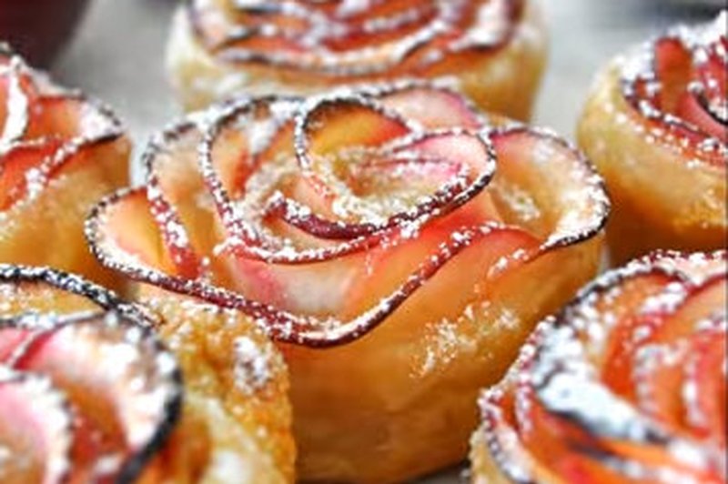 Prazničen recept: Jabolčne listnate vrtnice (VIDEO) (foto: Youtube)