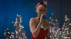 VIDEO: Miley Cyrus z božično pesmijo dokazala, da zna peti