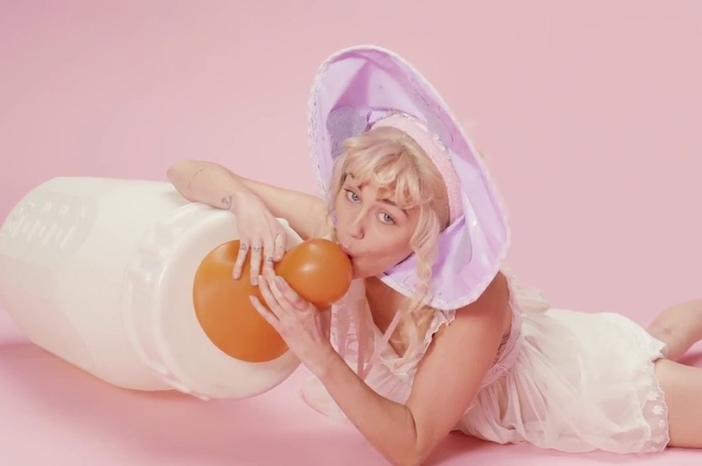 VIDEO: Miley Cyrus buri duhove z novim spotom za BB Talk (foto: Profimedia)