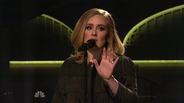 27-letna Adele, ki s svojo megauspešnico Hello brzi proti milijardi ogledov na Youtubu, je na finalu britanskega X Factorja predstavila …