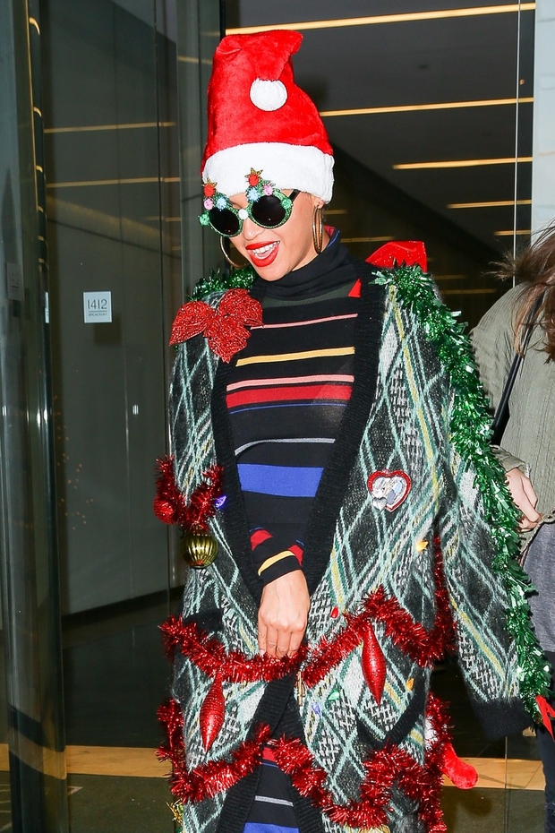 Beyoncé so namreč ujeli oblečeno v božično drevesce! No, točneje je šlo za ...