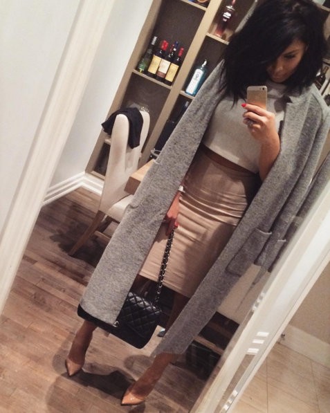 na las podoben stilu oblačenja Kim Kardashian. Vsako priložnost pa izkoristi tudi za ...