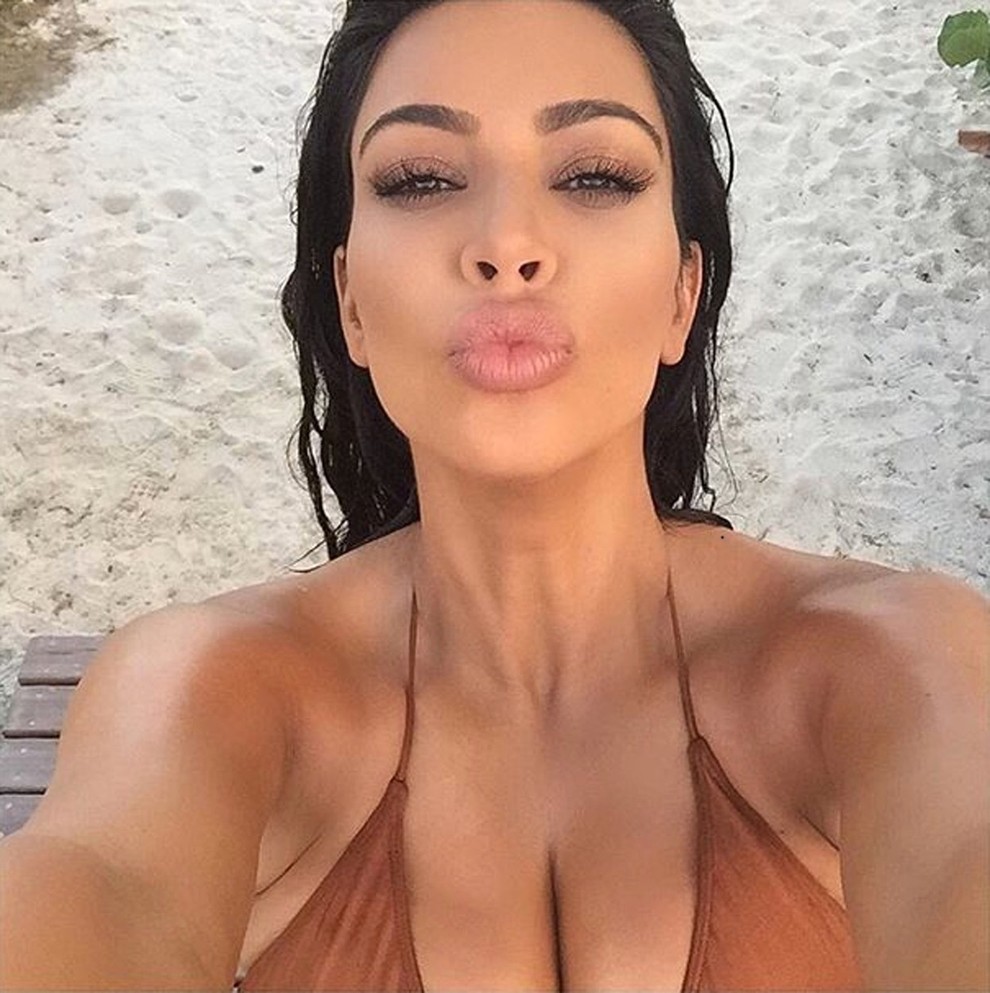 To je Kim Kardashian. Tista prava, ameriška. O kateri vemo praktično vse. In to je ...