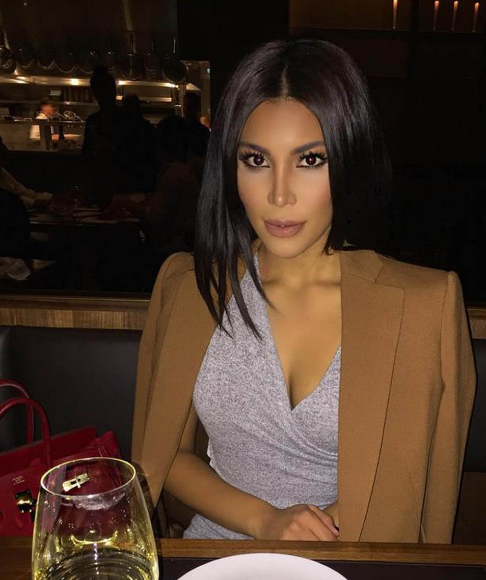 da ljudje pogosto tečejo za njo, ker verjamejo, da je Kim Kardashian. Še več njenih fotografij si oglej na njenem …