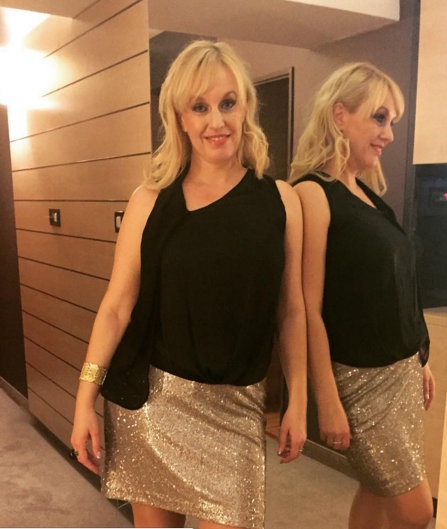 Dolgoletna voditeljica Vizite Alenka Mirt je na Instagramu pokazala svoj črno-zlat novoletni videz. Čudovita je, kajne?