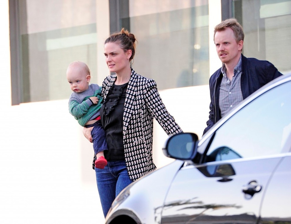 8. junij: Luč sveta je ugledal Calvin, drugi sin igralcev Emily Deschanel in Davida Hornsbyja.