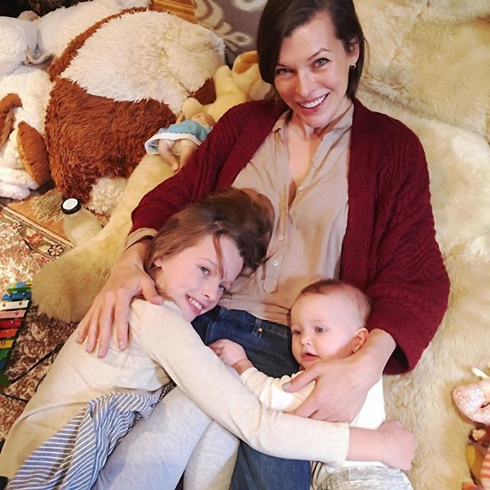 1. april: Igralka Milla Jovovich je fotografijo svoje druge hčerkice, ki ji je nadela ime Dashiel Edan, na Instagramu objavila …