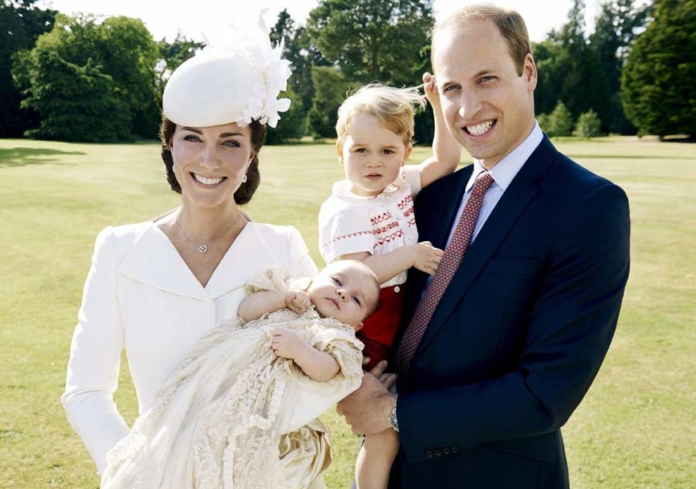 Julija 2015 je na dan prišla uradna družinska fotografija, ki je nastala ob krstu princeske Charlotte. Oglej si še fotografije …