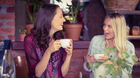 21 stvari, ki ti pomagajo, da odnos s sodelavko spremeniš v prijateljstvo