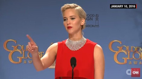 VIDEO: Je Jennifer Lawrence res nesramno okrcala novinarja?