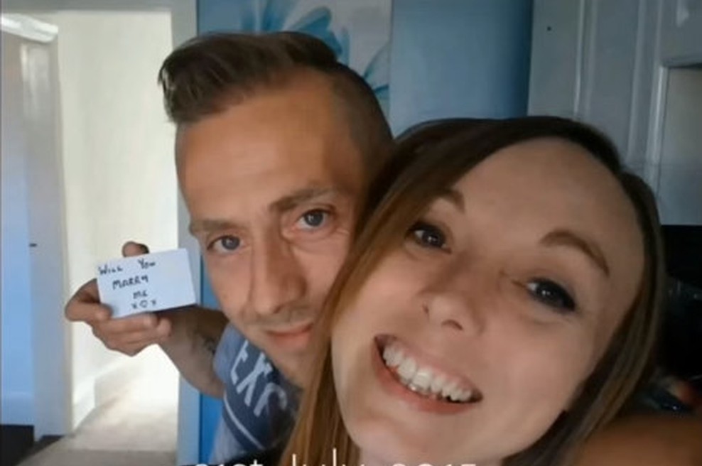 VIDEO: Zaprosil jo je 148-krat, preden je opazila (foto: Youtube)