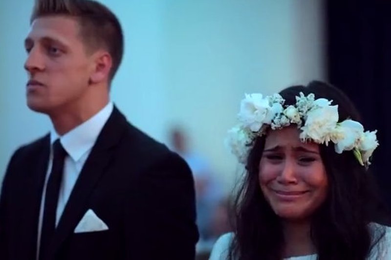 VIDEO: Svatje so nevesto in ženina s haka plesom ganili do solz (foto: Youtube)
