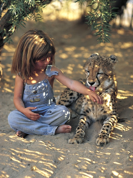 Njena starša sta francoska poklicna fotografa Sylvie Robert in Alain Degré, ki sta tik pred dekličinim rojstvom sprejela odločitev, da …